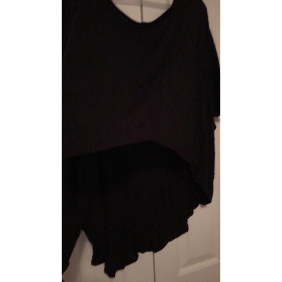 Black Oversized Asymmetric Flowy Top - Picture 2 of 4